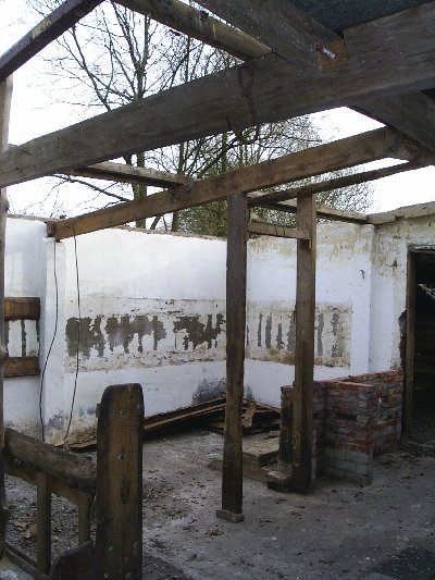 Ruiven en dak weg.