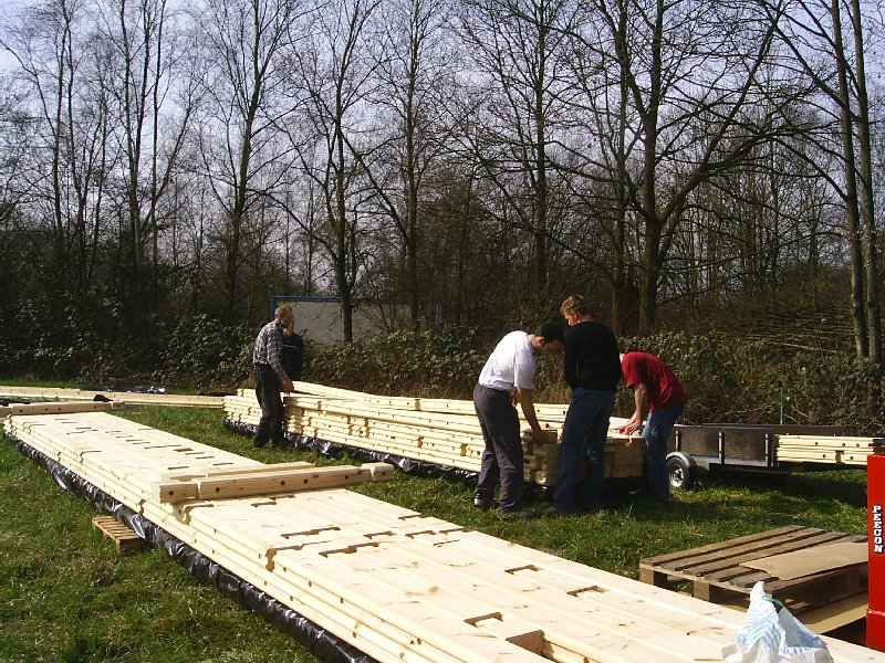 Tweede dag logs binnendragen.