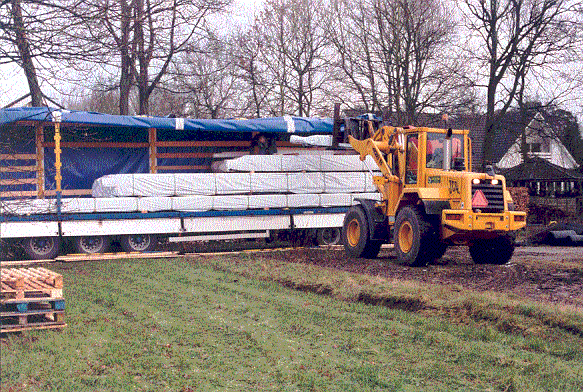 Lossen van de lading logs uit Finland