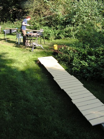 Op een balk en 's-nachts onder het dakoverstek.