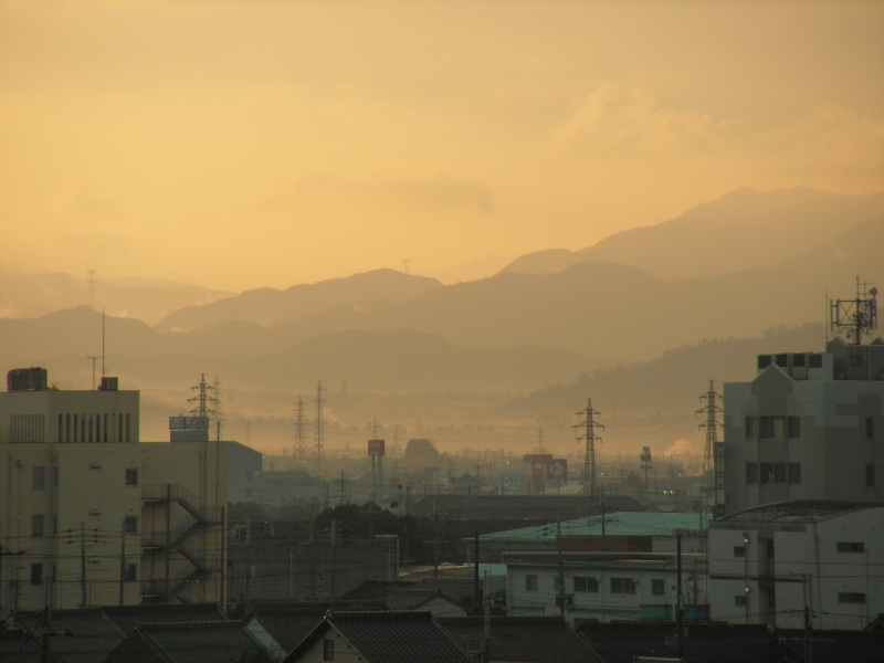 De zon komt al om half zeven op achter de bergen