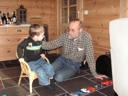 Met autootjes spelen