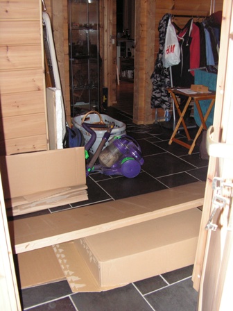 Heel veel Ikea-karton en zooi uit Selwyns kamer