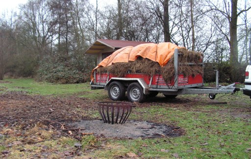 Een vracht met verregend hooi staat klaar om afgevoerd te worden