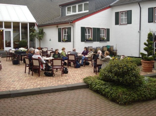 De groep aan de koffie op de binnenplaats