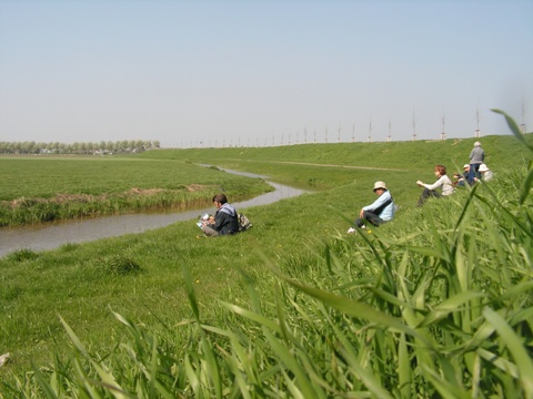 Rustpauze op de dijk en net uit de wind.
