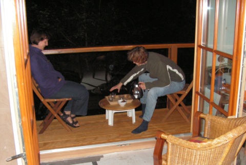 Thee drinken op het balkon