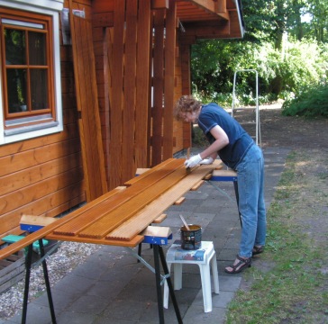 Vlonders van het balkon schilderen